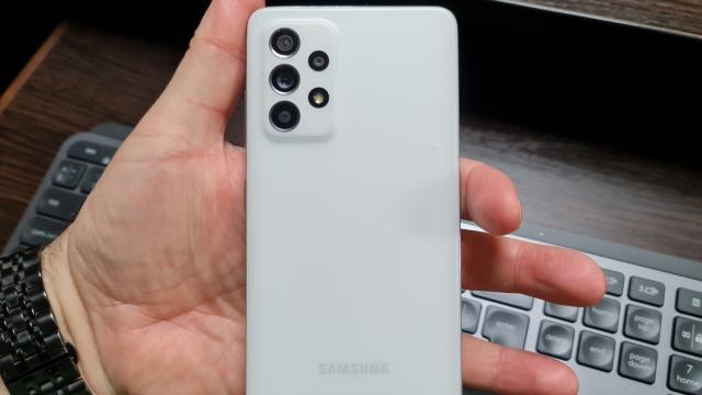 <b>Samsung Galaxy A52 5G: Design mult mai sexy în persoană decât în randări</b>Samsung Galaxy A52 5G continuă moştenirea telefoanelor cu Glasstic din ultimii ani, doar că de această dată oferă un corp din material plastic mat. Are şi un modul de cameră ceva mai apropiat de cel de pe S21, doar că nu înfăşurat în jurul colțului