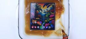 Galaxy Z Fold7 rezistă surprinzător de bine la tortură; Noul pliabil testat cu gheață, nisip și cafea (Video)