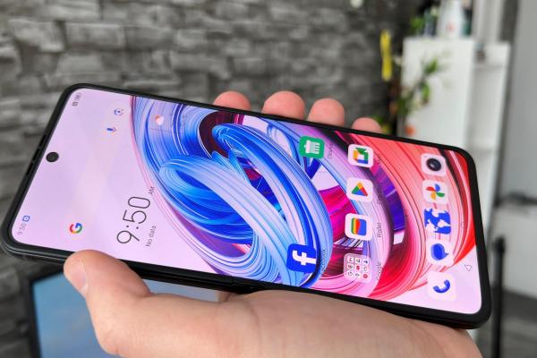 Nubia Flip 2: Ecran pliabil peste RAZR 60 Ultra ca luminozitate + display extern cu upgrade
