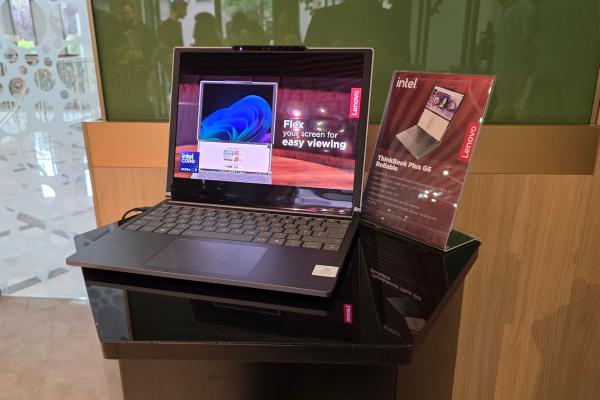Am urcat cu picioarele pe un laptop, am văzut laptopul rulabil Lenovo şi modelul Yoga 9 cu două ecrane