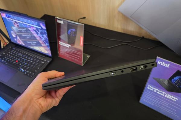 Lenovo ThinkPad X1 Carbon Gen 13 Aura Edition - Fotografii