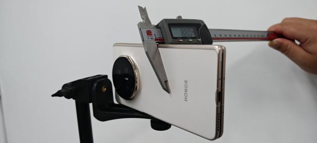 Honor revine cu dovezi prin care arată că Magic V5 este într-adevăr mai subțire decât Samsung Galaxy Z Fold7, dar există un dar