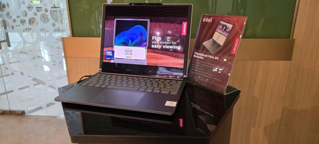 Am urcat cu picioarele pe un laptop, am văzut laptopul rulabil Lenovo şi modelul Yoga 9 cu două ecrane