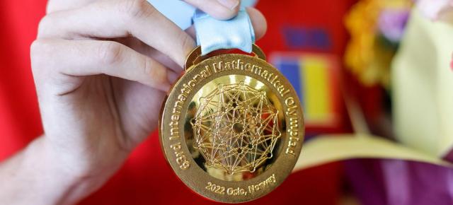 ChatGPT versus elevi din România: cine merită medalia de aur la Olimpiada Internaţională de Matematică 2025?