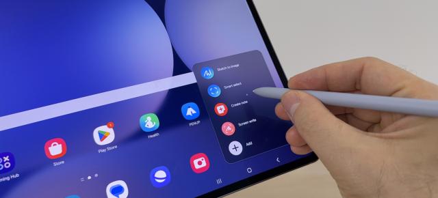 Tableta Samsung Galaxy Tab S11 Ultra apare într-o fotografie reală și are decupaj picătură pentru camera selfie