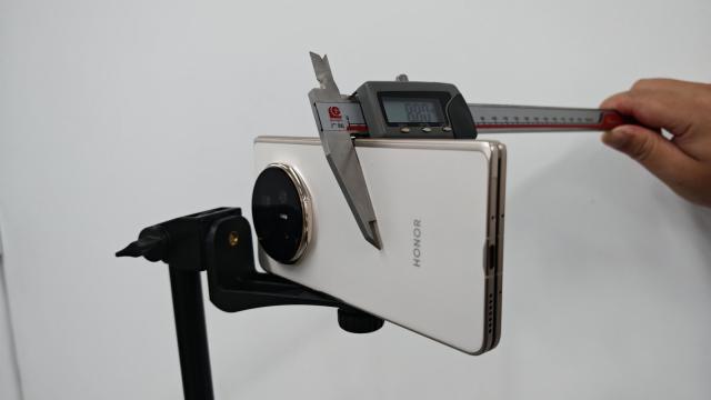 <b>Honor revine cu dovezi prin care arată că Magic V5 este într-adevăr mai subțire decât Samsung Galaxy Z Fold7, dar există un dar</b>În zona de pliabile se dă un război în acest moment, la capitolul talie, între două dintre cele mai proaspete modele tip carte de pe piață și mă refer aici la Samsung Galaxy Z Fold7 (review aici) și Honor Magic V5. Dacă propunerea 