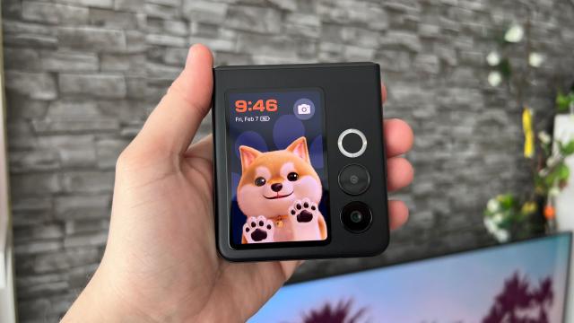 <b>Nubia Flip 2: Design cu schimbări mai mari decât ne așteptam, materiale premium, evoluție de la predecesor</b>În cazul smartphone-urilor pliabile Flip schimbările vizuale de la o generație la alta constă de cele mai multe ori în implementarea unui ecran extern mai mare, dar nu sunt diferențe spectaculoase. Nubia flip 2 face totuși acest lucru