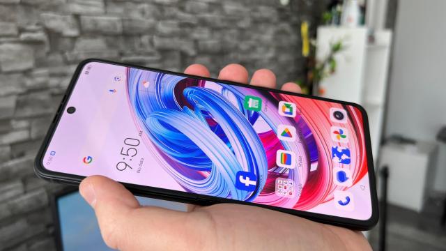 <b>Nubia Flip 2: Ecran pliabil peste RAZR 60 Ultra ca luminozitate + display extern cu upgrade</b>Nubia Flip 2 sosește cu schimbări la capitolul display, mai ales pentru cel de la exterior. Se renunță la micul panou circular de 1.43 inch OLED de pe predecesor în favoarea unui panou mai mare, de 3 inch, tot OLED