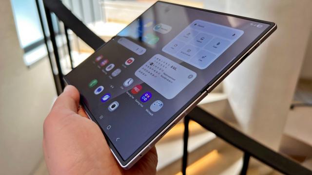 <b>Înlocuirea ecranului pliabil de pe Galaxy Z Fold7 te va costa aproape 40% din cât dai pe telefon </b>Acum că ne apropiem de momentul în care Samsung va începe livrarea lui Galaxy Z Fold7 și Galaxy Z Flip7, apar și alte date interesante, precum costurile de reparație. La un smartphone pliabil era de așteptat ca ecranul să fie 