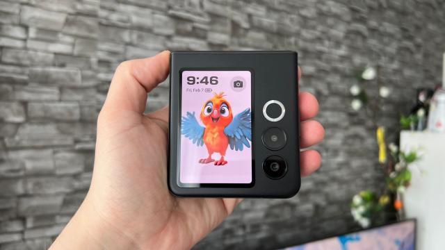 <b>Nubia Flip 2: Benchmark-uri de mid-range, sub rivalii din segmentul flip pliabil</b>La interiorul lui Nubia Flip 2 avem un procesor octa-core MediaTek Dimensity 7300X de 4nm cu 4 nuclee Cortex-A78 de 2.5 GHz și 4 nuclee Cortex-A55 de 2.0 GHz pentru eficiență energetică. Alături primim și GPU Mali-G615 MC2