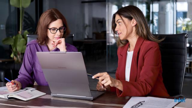 <b>ThinkPad X1 Carbon Aura și ThinkBook Plus Gen 6 vin în România; Lenovo mizează totul pe AI și ecrane neobișnuite</b>Lenovo aduce pe piața din România două modele de PC-uri care încearcă să redefinească interacțiunea om-utilaj în zona business, mizând masiv pe integrarea AI: ThinkPad X1 Carbon Gen 13 Aura Edition și ThinkBook Plus Gen 6. Al doilea model atrage atenția..