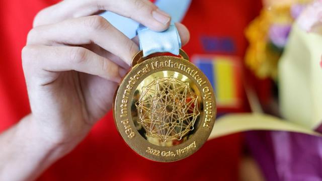 <b>ChatGPT versus elevi din România: cine merită medalia de aur la Olimpiada Internaţională de Matematică 2025?</b>Scriam zilele trecute despre performanța României, care a câştigat două medalii de aur, 3 de argint şi una de bronz la Olimpiada Internaţională de Matematică, dar cumva OpenAI a ajuns subiect de discuţie şi aici. Asta pentru că modelele 