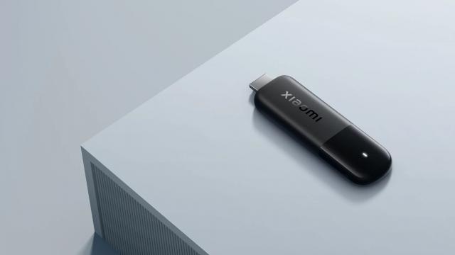 <b>Xiaomi TV Stick (2nd Gen) lansat oficial; Dongle-ul rămâne compact și oferă rezoluție 4K, suport HDR10+, Dolby Vision, dar și conectivitate Wi-Fi 6</b>Dacă ești în căutarea unui dongle pentru streaming media 4K, Xiaomi are în portofoliu o nouă versiune accesibilă. E vorba despre Xiaomi TV Stick, cea de a doua generație a dongle-ului de succes accesibil al companiei. Pare că se vinde deja pe AliExpress