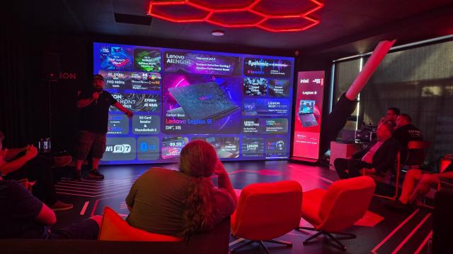 <b>Invazia Lenovo Legion în România: laptop-uri de gaming foarte mari şi foarte mici, consolă cu SteamOS şi un loc 3 de invidiat</b>Pe 23 iulie 2025, Lenovo a ţinut o conferinţă, acolo unde am aflat că România stă binişor la capitolul vânzări pe partea de gaming. Suntem pe locul 3 la vânzări de produse de gaming Lenovo Legion din toate ţările europene