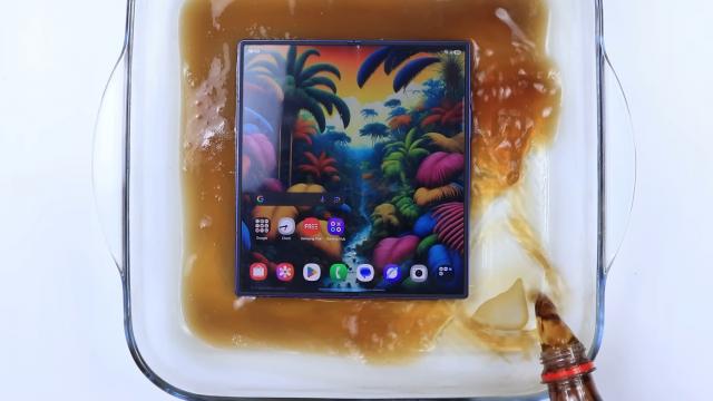<b>Galaxy Z Fold7 rezistă surprinzător de bine la tortură; Noul pliabil testat cu gheață, nisip și cafea (Video)</b>Galaxy Z Fold7, cel mai nou pliabil de la Samsung, a ajuns deja pe mâna celor care adoră să „tortureze” telefoane. Primele teste de durabilitate arată că avem de-a face cu un dispozitiv mai solid decât ne-am aștepta. Deși e cel mai subțire și ușor model