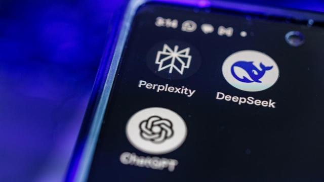 <b>Samsung vrea mai mult decât Gemini când vine vorba de AI-ul integrat în telefoanele Galaxy</b>După ce Galaxy S25 a fost lansat cu funcții AI livrate în mare parte de Google, compania sud-coreeană pregătește o schimbare importantă pentru seria Galaxy S26, care va apărea în 2026.