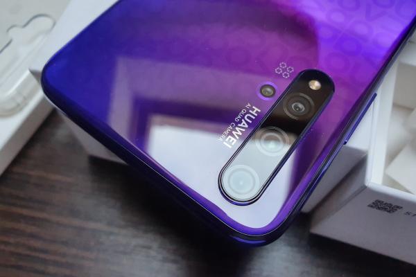 Huawei Nova 5T Unboxing şi primele impresii: telefon cu 4 camere, procesor de P30 Pro şi nuanţă mov inedită