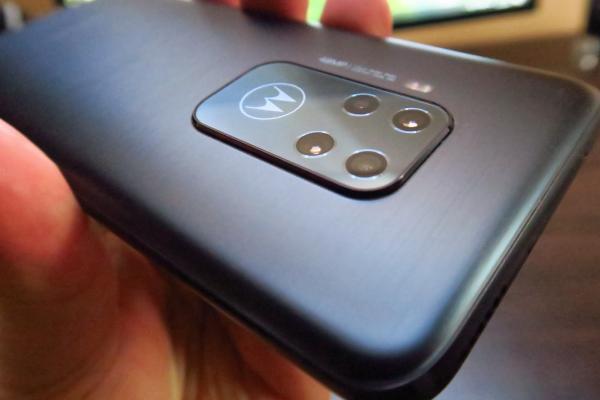 Motorola One Zoom: Design curajos, premium, un spate cu personalitate