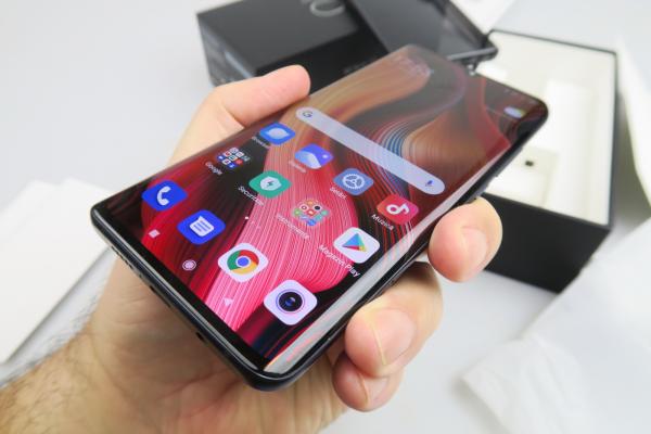 Xiaomi Mi Note 10: Design familiar, camera protuberantă, sticlă şi metal bine închegate