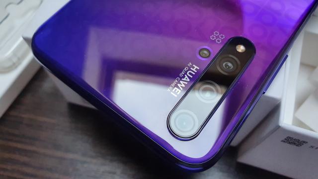<b>Huawei Nova 5T Unboxing şi primele impresii: telefon cu 4 camere, procesor de P30 Pro şi nuanţă mov inedită</b>L-am văzut pe Huawei Nova 5T prima oară la mijloc de luna noiembrie, atunci când a debutat oficial în România, în cadrul unui eveniment organizat la Băneasa Shopping City. Se lăsa cu motociclete reale