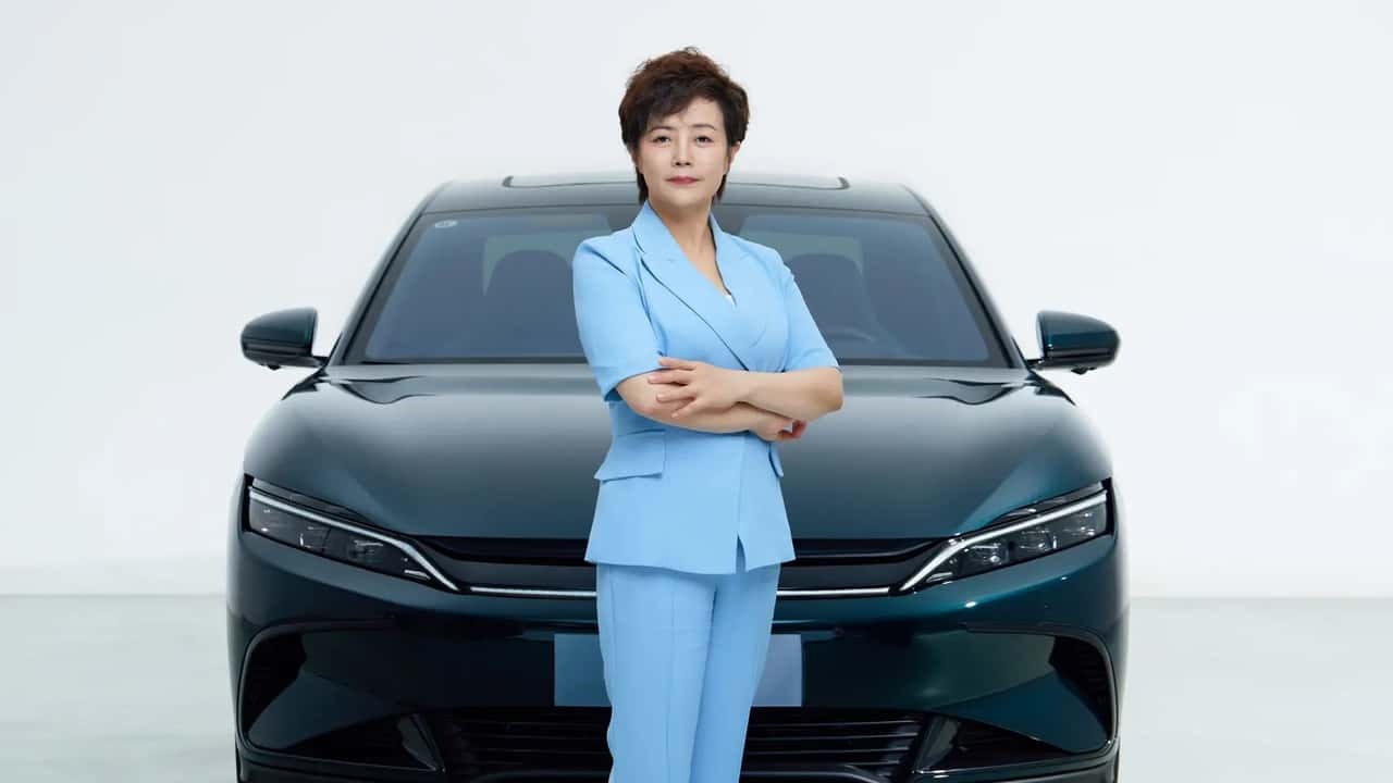 Stella Li, vicepreședinta executivă BYD, ajunge vineri la București; O vom întreba la sosire dacă România va găzdui o fabrică BYD în viitorul apropiat