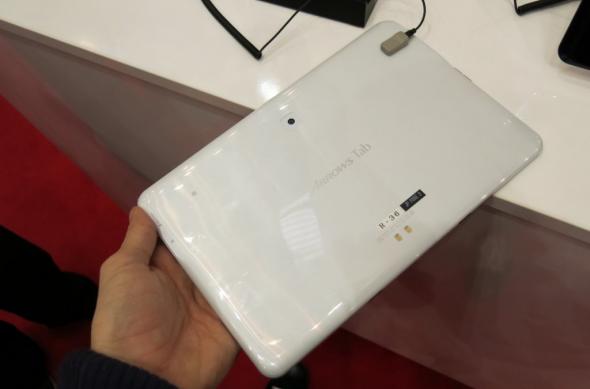 MWC 2013: Fujitsu Arrows Tab hands on - o tabletă cu o über baterie și difuzoare uriașe (Video): fujitsu_arrows_tab_08jpg.jpg