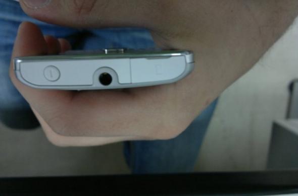 Nokia E6-00 Își face apariția pe web În imagini, clipuri video, plus câteva specificații (Video): nokia_e6_00_leak_4.jpg