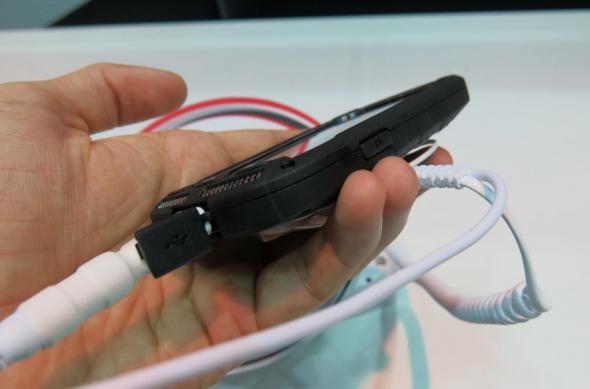 MWC 2013: Kyocera Torque hands on - cu mâinile pe un telefon ultrarezistent (Video): kyocera_torque_04jpg.jpg