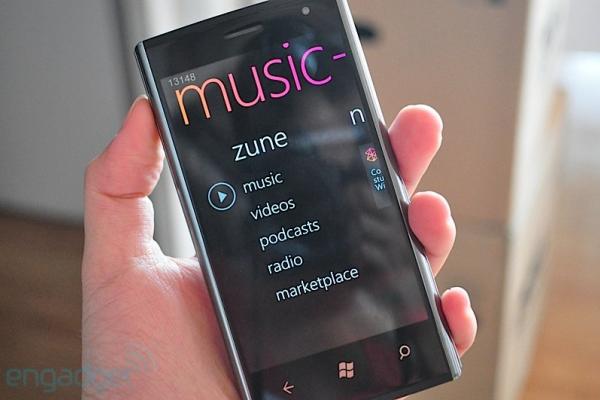 Dell Venue Pro - un smarpthone WP7 cu ecran de 4.1 inchi si tastatura QWERTY