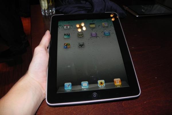 eMAG și-a pus spre test linia sa de tablete de la iPad 2 la Motorola Xoom și BlackBerry PlayBook