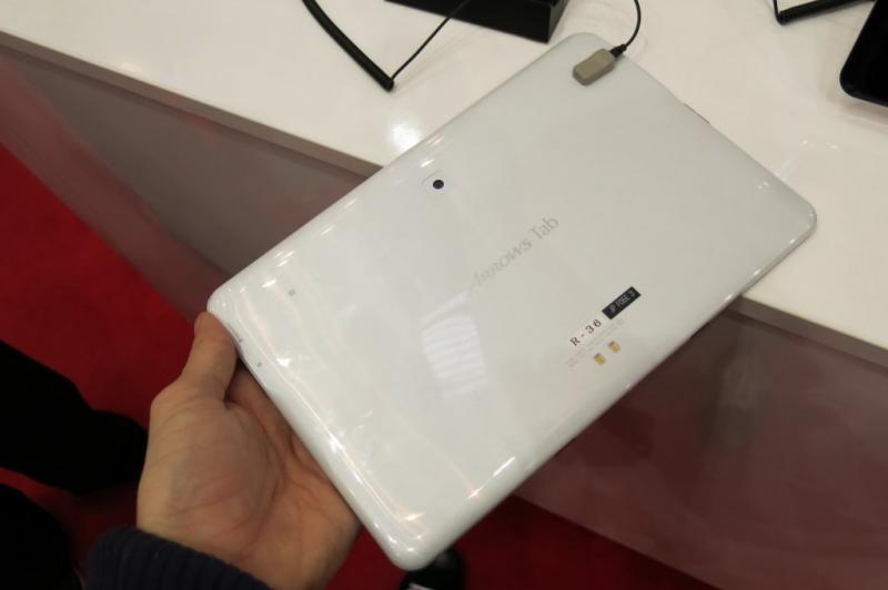 MWC 2013: Fujitsu Arrows Tab hands on - o tabletă cu o über baterie și difuzoare uriașe (Video): fujitsu_arrows_tab_08jpg.jpg