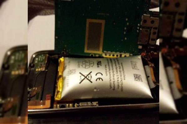 Bateria unui iPhone 3GS se "umflă" și Împinge ecranul și placa de bază a telefonului; Iată un caz din România!