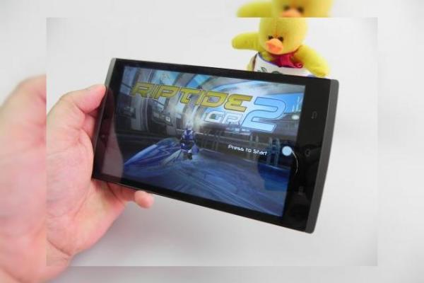 Allview Viva H7S Review + Concurs: cea mai arătoasă tabletă-telefon de la Allview, cu mulți decibeli sub capota metalică (Video)