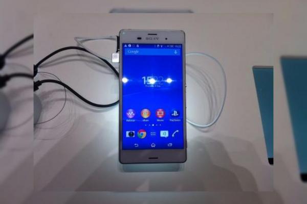IFA 2014: Sony Xperia Z3 Compact hands on - micul flagship care controlează un PlayStation 4 (Video)
