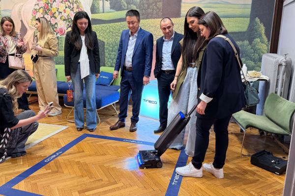 Tineco aduce în România noile aspiratoare verticale Floor One cu spălare, funcție de abur, senzor care detectează murdăria