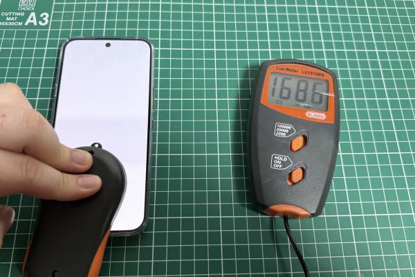 Nothing Phone (4a) Pro - Luminozitate display