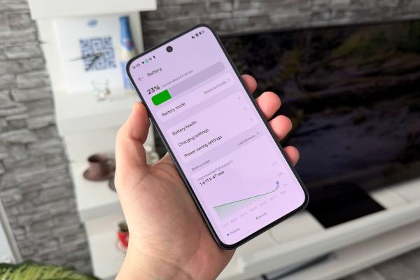 OPPO A6 Pro 5G: Baterie care surprinde plăcut, aproape de top 10 deși nu ai zice privind procesorul