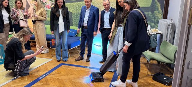 Tineco aduce în România noile aspiratoare verticale Floor One cu spălare, funcție de abur, senzor care detectează murdăria