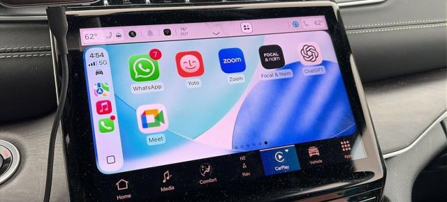 Apple aduce ChatGPT direct în CarPlay prin iOS 26.4; Interacțiune exclusiv vocală și fără ecran în numele siguranței
