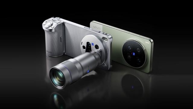<b>Camera-phone-ul momentului este vivo X300 Ultra și vine la nivel global! Optiză Zeiss, cameră de 1 inch Sony LYT-901, procesor Snapdragon 8 Elite Gen 5</b>După un preview la MWC 2026 și multe teasere ajunse în online, iată că vivo X300 Ultra a fost în sfârșit lansat, pentru moment doar în China. E unul dintre primele modele „Ultra” din gama vivo ce ajunge la nivel global oficial și aș zice că e camera-phone