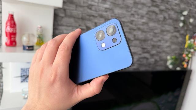 <b>OPPO A6 Pro 5G: Camera acceptabilă pentru sub 2000 de lei</b>Rar găseşti un telefon care să nu emită pretenţii la capitolul camera şi să nu se ruşineze cu asta, cel puţin ca hardware. Modelul de faţă are practic o singură cameră care contează, cea principală, de 50 de megapixeli. Are pixeli de 0.61