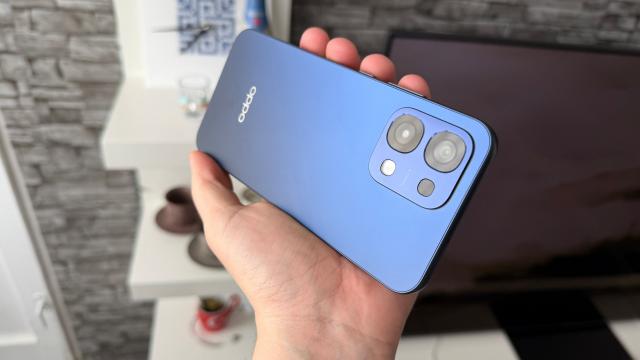 <b>OPPO A6 Pro 5G: Design cu gradient albastru fermecător, minimalist și ergonomic</b>Din punct de vedere vizual acest OPPO A6 Pro îmi amintește de seria principală mid-range a celor de la OPPO, de un Reno12 Pro aș zice. Eu am primit varianta pe albastru care arată neașteptat de bine, asta prin prisma gradientului 