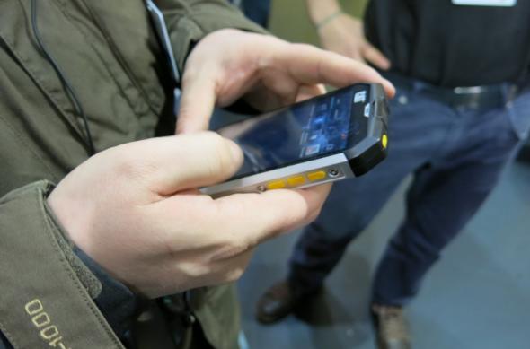 MWC 2013: Hands-on cu unul dintre cele mai rezistente smartphone-uri, construit de Caterpilar: cat_phone_17jpg.jpg