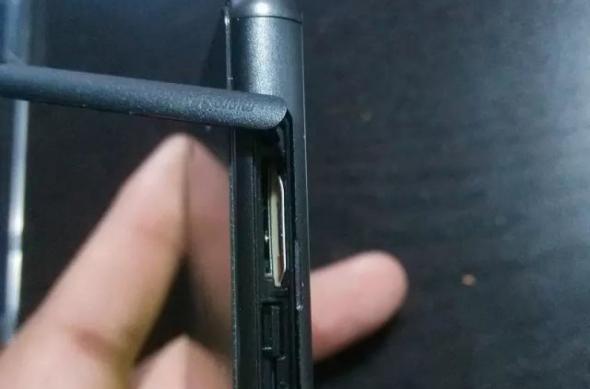 Sony Xperia Z3 sau Xperia Z3 Compact? O nouă serie de imagini hands on incerte se axează pe capacele porturilor: xperia_z3_3b.jpg