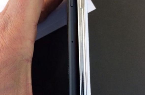 Încă o machetă iPhone 6 Își face apariția Într-o serie de fotografii alături de Galaxy S5 (Video): iphone_6_macheta.jpg