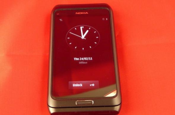 Nokia. Symbian. Tastatură. Ghicește!: nokia_e7_01jpg.jpg