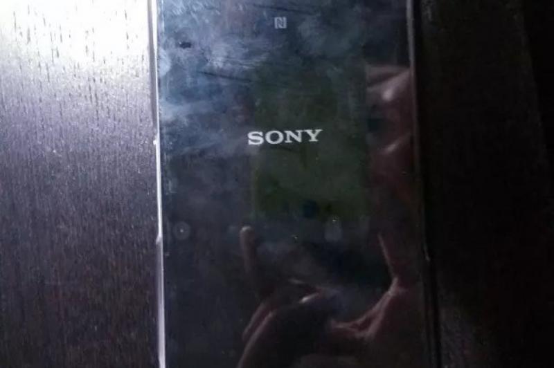 Sony Xperia Z3 sau Xperia Z3 Compact? O nouă serie de imagini hands on incerte se axează pe capacele porturilor: xperia_z3_5b.jpg