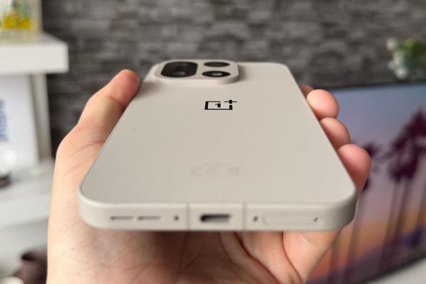 OnePlus 15: Audio ţeapăn de tot, mai echilibrat decat OnePlus 13