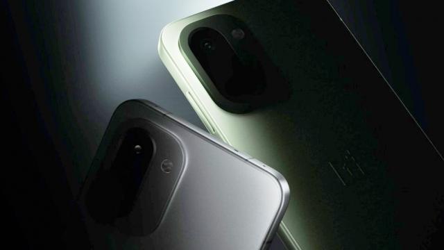 <b>OnePlus nu a terminat cu lansările pe acest an; Apar teasere pentru OnePlus 15R și un nou ceas smart</b>În timp ce pregătim recenzia lui OnePlus 15, descoperim faptul că cei de la OnePlus nu au terminat cu lansările pe acest an și mai pregătesc ceva interesant pentru publicul global. Avem în față noi materiale teaser care anunță