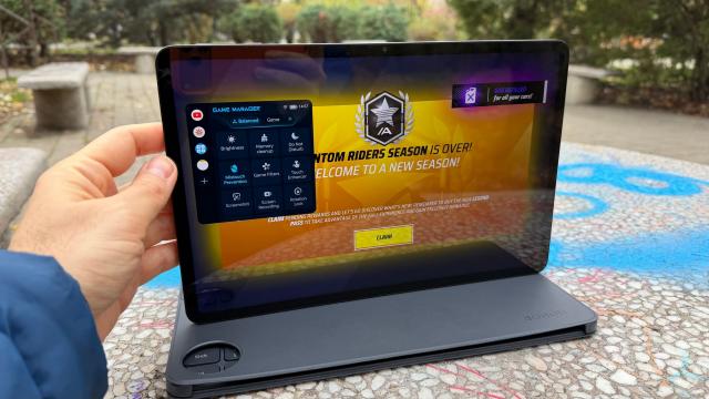 <b>HONOR Pad 10: Benchmark-uri cinstite pentru preţul plătit</b>HONOR Pad 10 are un procesor OK pentru segmentul midrange, un Snapdragon 7 Gen 3, un CPU de 4 nanometri şi cu 8 nuclee, cu GPU Adreno 720. L-am găsit de altfel şi pe telefonul HONOR 400 în primăvară, dar şi pe HONOR 200. Apărea şi pe Motorola Edge 50 Pro 